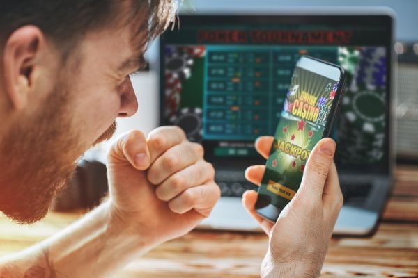 818slot Live Casino Baccarat Dealer မြန်မာ ကစားသူများနှင့် HD Streaming ဖြင့် ကစားနေသောမြင်ကွင်း